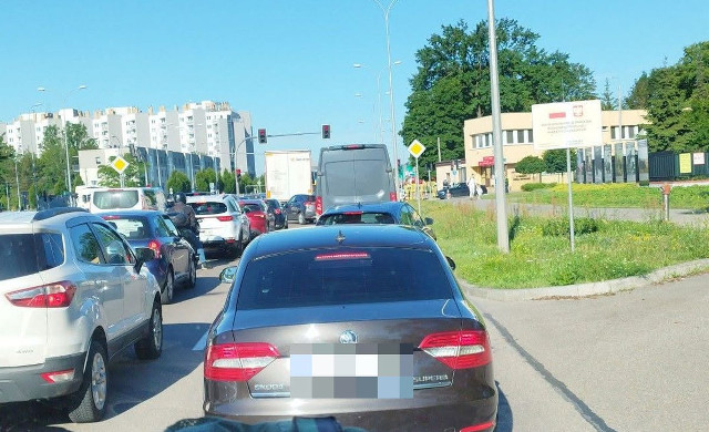 Wypadek w Białymstoku przy jednostce wojskowej. Były utrudnienia w kierunku Kleosina