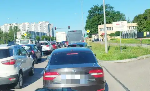 Wypadek z udziałem motocyklisty przy jednostce wojskowej