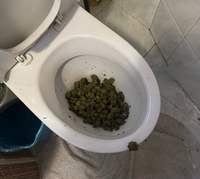 Wyrzucili do sedesu kilogram marihuany, a do wanny amfetaminę. Nie zdążyli jednak pozbyć się narkotyków