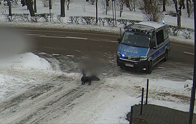 Policjanci ratowali kobietę leżącą przed komendą