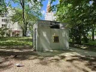 Słynny białostocki szalet na Plantach nieczynny. Wzięli go na cel wandale
