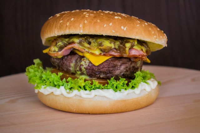 Przy wyżynach sztuki kulinarnej, zaprezentowanych na poniższych instruktażach z tiktoka, klasyczny hamburger jawi się niczym kuchnia na poziomie Michelina.