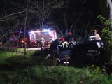 Wypadek w Klamrach niedaleko Chełmna. Audi czołowo uderzyło w drzewo - zdjęcia
