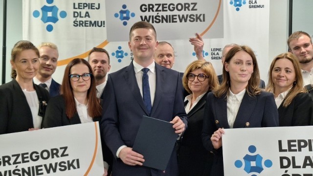 Grzegorz Wiśniewski (w środku) przez najbliższe pięć lat będzie burmistrzem Śremu.