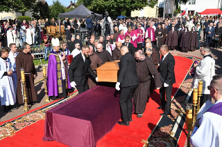 Pogrzeb śp. bp. Antoniego Dydycza w Drohiczynie. Duchownego żegnały tłumy