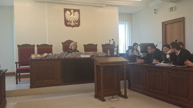 Proces oszustów "na policjanta" odroczony do września. Wyłudzili prawie 2 miliony złotych