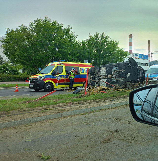 Wypadek na Andersa w Białymstoku. Osobówka wjechała w przyczepę busa. Jedna osoba trafiła do szpitala