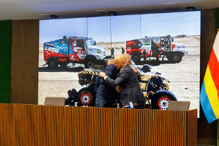 Jarosław Kazberuk po Rajdzie Dakar 2026. Gratulacje odebrał m.in. od prezydenta Tadeusza Truskolskiego i marszałka Łukasza Prokoryma