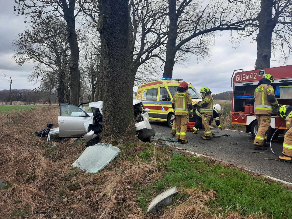 Na miejscu wypadku w Konarzycach pracują strażacy,...