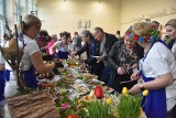 Pokaz stołów wielkanocnych 2024 w Stawkach. KGW z gminy Aleksandrów częstowały tradycyjnymi potrawami. Zdjęcia i wideo