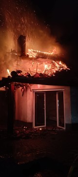 Duży pożar w Imielnie na jednym z osiedli. Ogień gasiło kilka zespołów ratowniczych