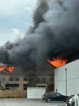 Duży pożar w Pniewach. Zagrożony pobliski market