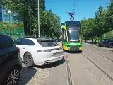 Porsche zblokowało ulicę w Poznaniu! Kierowca zapłaci za to dużą karę