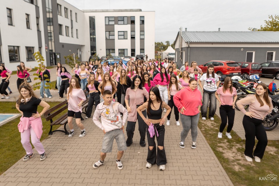 Międzynarodowy Dzień Tańca. Uczniowie "Różowej" nakręcili teledysk