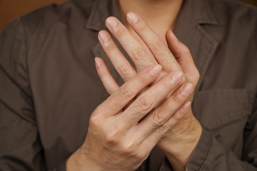 Drętwienie rąk może być objawem wielu chorób. Zobacz jakich