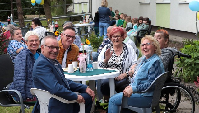 W ogrodach Domu Pomocy Społecznej przy ul. Dywizjonu 303 w Grudziądzu odbyła się doroczna impreza z udziałem członków rodzin pensjonariuszy domu. Zobacz zdjęcia>>>>