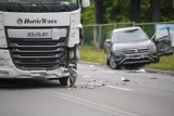 Wypadek samochodu osobowego z ciężarówką na Drodze Łąkowej w Grudziądzu. Trzy osoby trafiły do szpitala