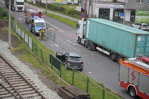 Wypadek ciężarówki i samochodu w Grudziądzu. Trzy osoby ranne - mamy zdjęcia