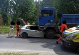 Groźny wypadek w Nekli pod Bydgoszczą. Osobówka wbiła się pod ciężarówkę. Kierowca został zakleszczony w pojeździe [zdjęcia]