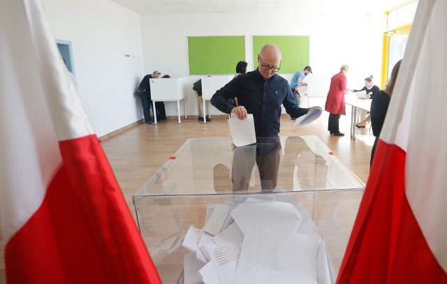 Wybory samorządowe 2024. Głosowanie w lokalach wyborczych. FOT KRZYSZTOF KAPICA