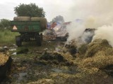 Pożar balotów siana w miejscowości Orkowo. Do akcji gaśniczej ruszyły cztery zastępy straży pożarnej [zdjęcia]
