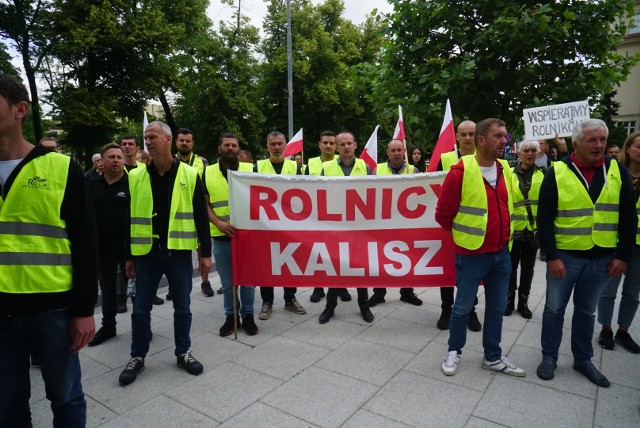 Tak wyglądał wtorkowy strajk rolników pod Urzędem Wojewódzkim w Poznaniu.
