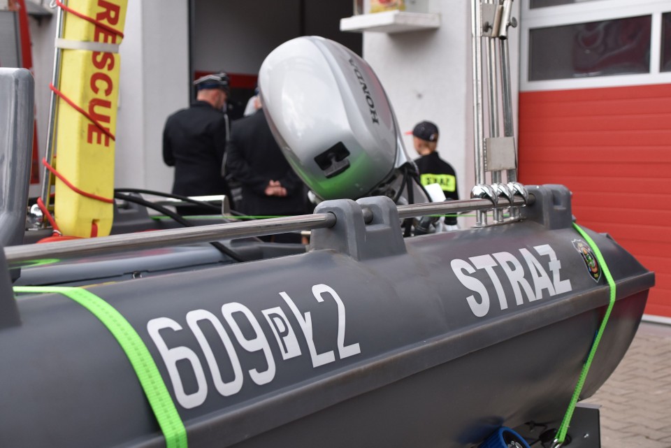 Nowy sprzęt w jednostce OSP Żabno. Druhowie otrzymali nową łódź ratunkową. Będzie wykorzystywana na akcjach i ćwiczeniach [film, zdjęcia]