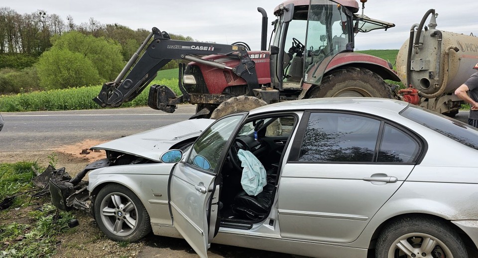 Groźne zderzenie ciągnika rolniczego z samochodem osobowym w...