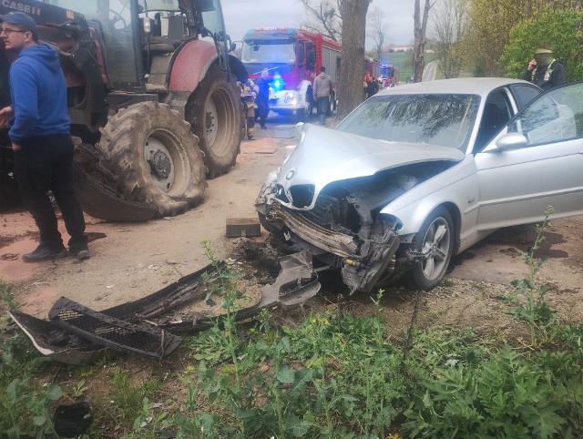 Groźne zderzenie ciągnika rolniczego z samochodem osobowym w powiecie grudziądzkim