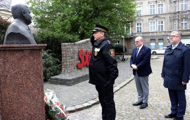 W 14. rocznicę katastrofy smoleńskiej prezydent Grudziądza Maciej Glamowski oddał cześć pamięci ofiar przez symboliczne złożenie kwiatów.