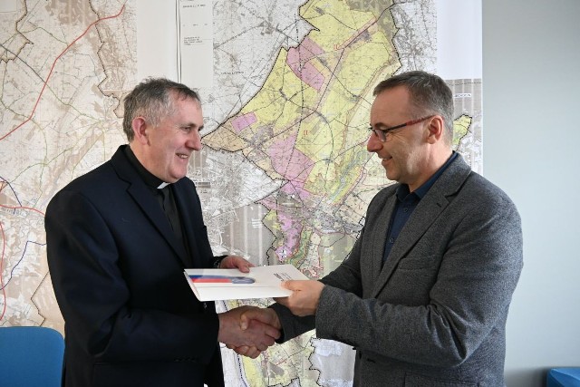 Zastępca wójta Lubicza Wojciech Rakowiecki i ks. dr Bogumił Leszcz po podpisaniu umowy na renowację kościoła w Młyńcu Drugim