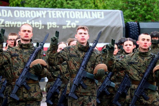 Na placu apelowym, 82 batalionu lekkiej piechoty w Inowrocławiu przysięgę wojskową złożyła grupa ochotników, która na początku kwietnia wstąpiła do Wojsk Obrony Terytorialnej i przeszła 16-dniowe szkolenie