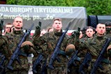 Przysięga wojskowa Terytorialsów na placu apelowym 82 batalionu lekkiej piechoty w Inowrocławiu. Zdjęcia