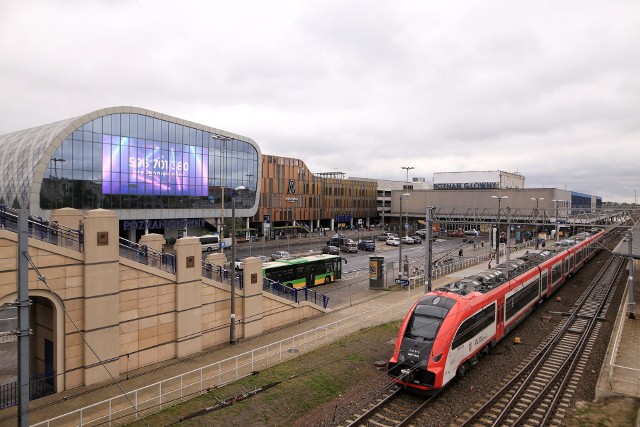 Poznań Główny jest drugim najbardziej zatłoczonym dworcem kolejowym w Polsce. W 2023 r. obsłużył 24,92 mln podróżnych!