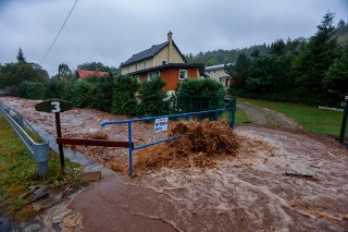 Walka z wodą grozi nie tylko wyziębieniem. Jakie mogą być skutki starcia z żywiołem?