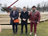 Trwa budowa zadaszonego boiska w Głogowie. Młodzi będą tu mogli trenować cały rok