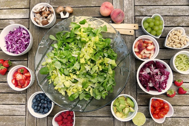 Zbilansowana dieta bogata w świeże warzywa, owoce, pełnoziarniste produkty, zdrowe tłuszcze i białko jest kluczowym elementem wiosennej detoksykacji. Odpowiednie składniki odżywcze wspomagają procesy oczyszczania organizmu, jednocześnie dostarczając mu niezbędnych substancji odżywczych.
