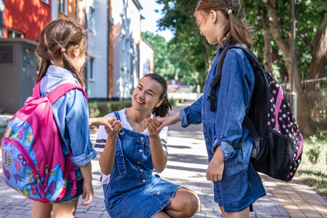 Niekiedy pedagogom podczas wycieczek szkolnych towarzyszą też w roli opiekunów rodzice dzieci.