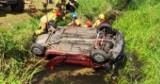 Poważny wypadek w Rożku Krzymowskim. Samochód dachował i wpadł do rowu. Mężczyzna reanimowany
