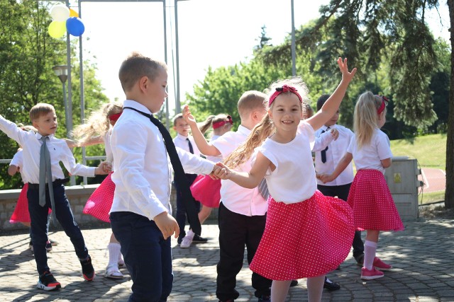 Dzieci z Przedszkola Słoneczna Gromada w Śremie przygotowały występy dla swoich rodziców. Były i piosenki i tańce