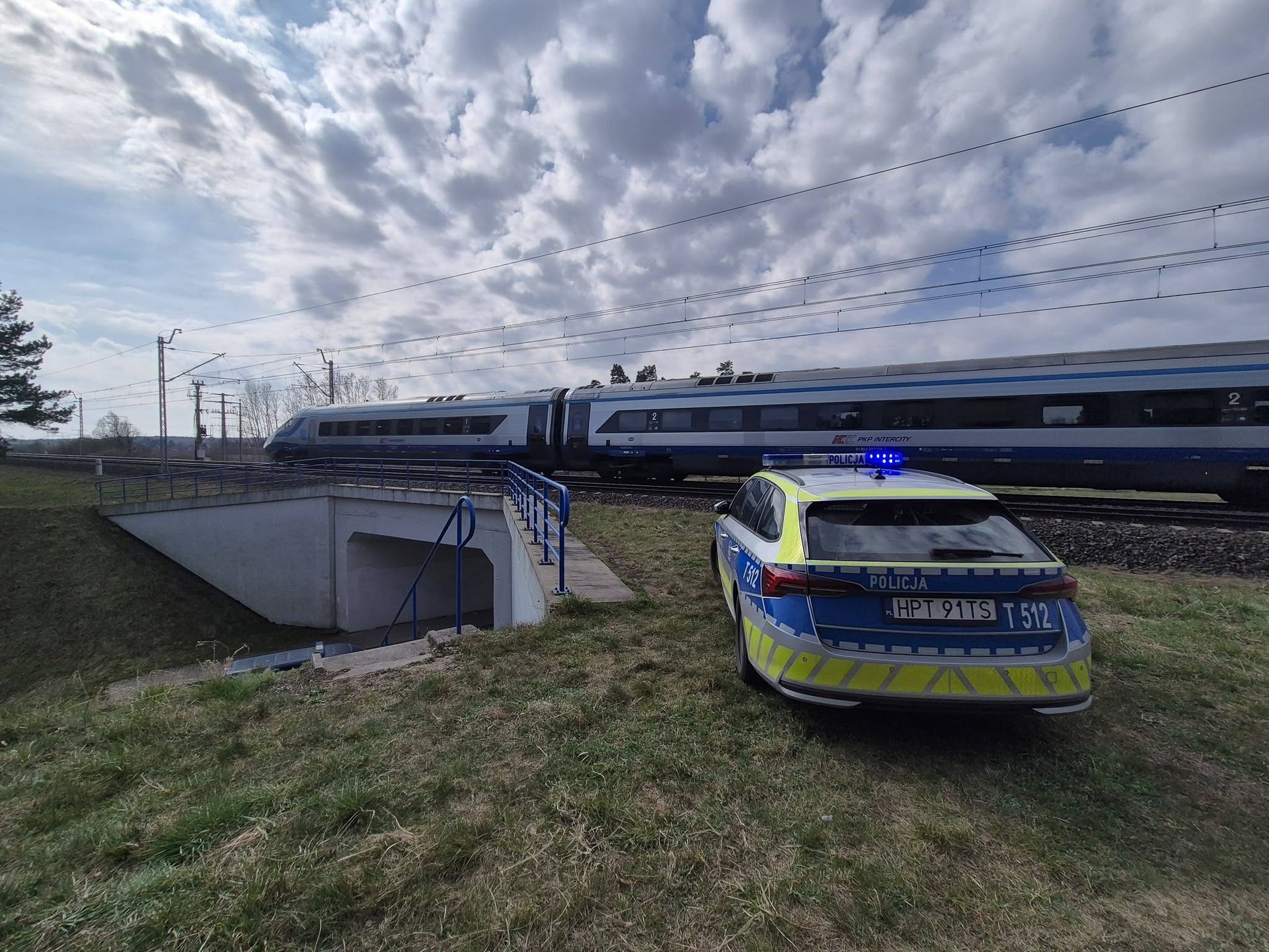 Tragiczny Wypadek Na Torach Pod I aw Poci g Potr ci 14 latka tragiczny-wypadek-na-torach-pod-i-aw-poci-g-potr-ci-14-latka