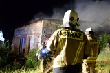 Pożar w Jazdrowie - zdjęcia. W ogniu stanął budynek inwentarski ze zwierzętami