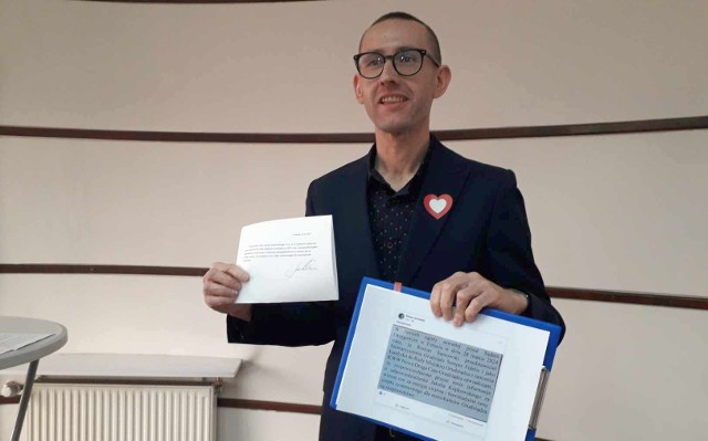 Jakub Kopkowski, kandydat na radnego Grudziądza, pokazuje przeprosiny, które otrzymał oraz oświadczenie będące efektem sądowej ugody