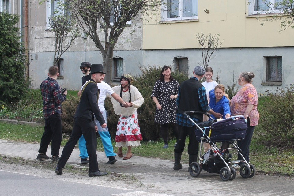 Wielkanocni przebierańcy w Błociszewie! Świąteczny korowód przeszedł ulicami wsi w Lany Poniedziałek