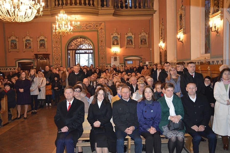 Msza święta rezurekcyjna 2024 w parafii w Tłuchowie