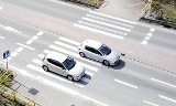Peugeot potrącił przechodzącego przez pasy mężczyznę na Kilińskiego w Lipnie
