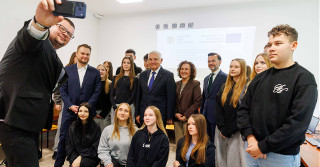 W VIII LO w Białymstoku uczniowie już korzystają z nowych komputerów