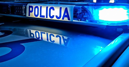 Złodziejka alkoholu i papierosów w rękach policjantów