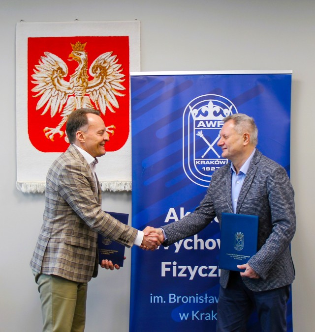 Umowę o współpracy podpisali rektor AWF Kraków prof. Andrzej Klimek i prezes MZPN Ryszard Kołtun