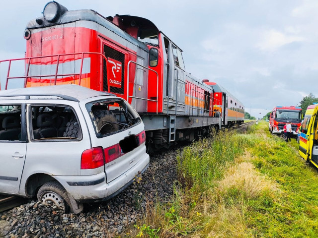 Śniadowo Stara Stacja. Wypadek na niestrzeżonym przejeździe. Pociąg relacji Ostrołęka - Białystok uderzył w samochód. Zginął kierowca